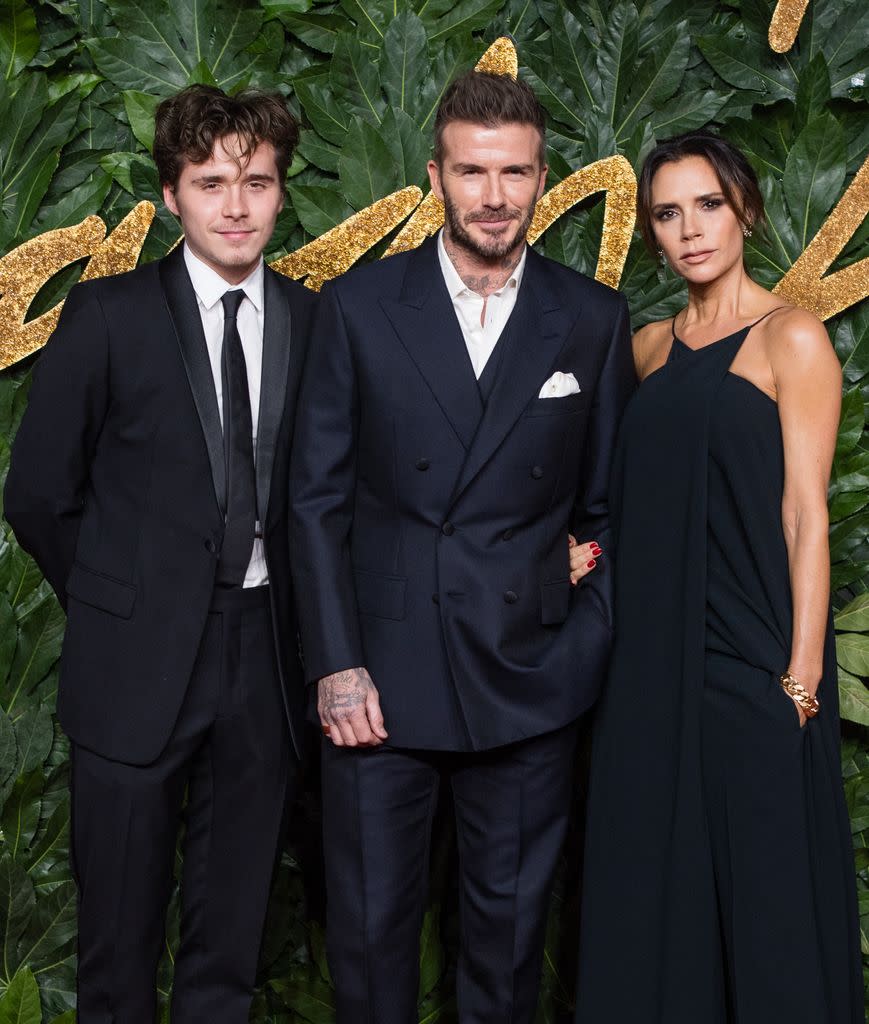 Brooklyn Beckham, David Beckham y Victoria Beckham en The Fashion Awards 2018 en Londres.