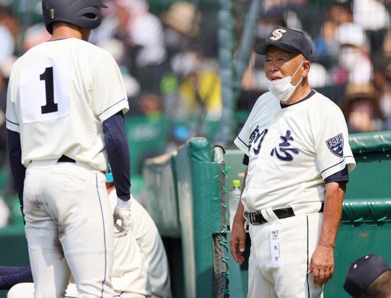 創志学園時代に夏の甲子園で指揮を執る長沢宏行監督＝阪神甲子園球場で2022年8月7日、吉田航太撮影