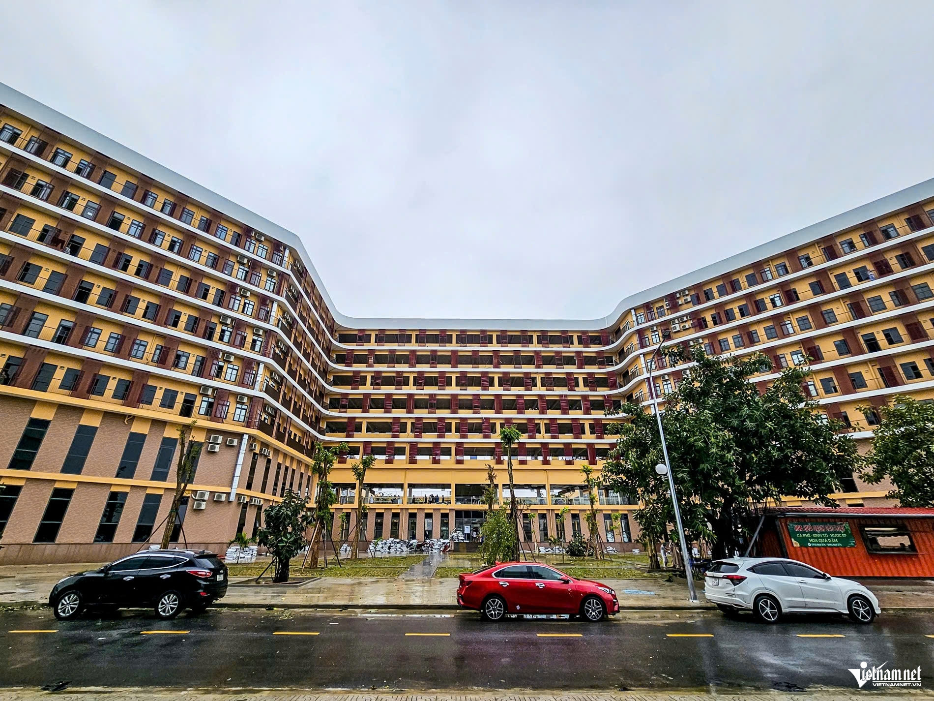 Hàng chục nghìn tấm ốp trần bệnh viện bị bão giật bay tả tơi, hình ảnh gây choáng