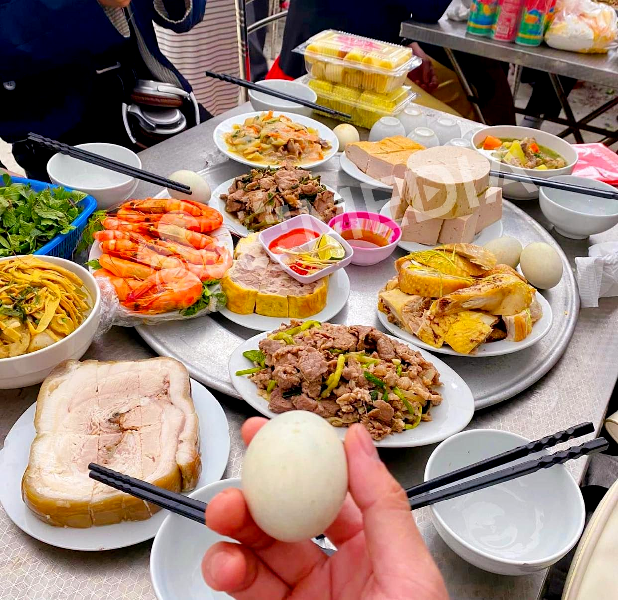 Nàng dâu Nam Bộ lần đầu ăn cỗ cưới ở miền Bắc, bất ngờ thấy món lạ trên mâm
