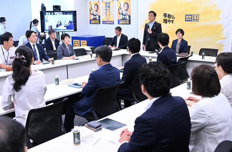 参院選挙の総括などを議題として行われた国民民主党の両院議員総会。中央奥は発言する玉木雄一郎代表＝衆院第1議員会館で2025年8月27日午後0時2分、平田明浩撮影