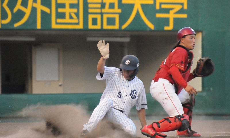 【近畿選抜－東海選抜】二回表近畿選抜2死一塁、井上幹太選手の適時二塁打で西川凱斗選手（左）が生還＝京都市のわかさスタジアム京都で2025年7月29日午後6時25分、村上正撮影
