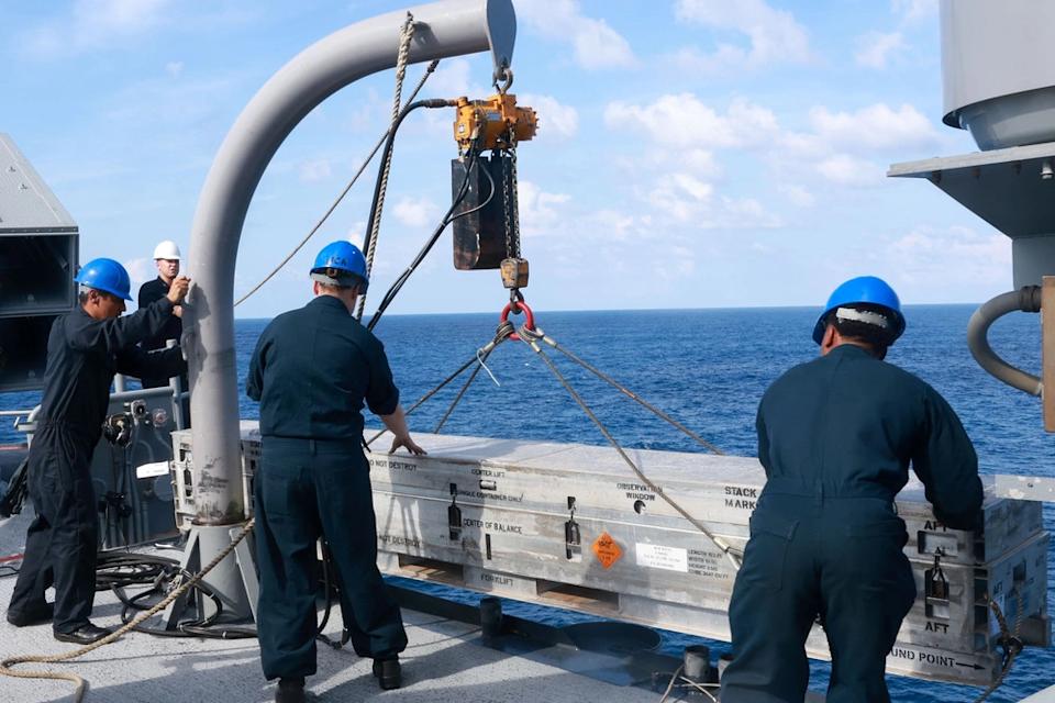 Esta imagen difundida por la Armada de EE.UU. muestra la carga de un misil Sea Sparrow en el USS Iwo Jima