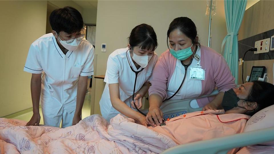屏縣府今年5月啟動「護理人力補助專案試辦計畫」替護理人員加薪,月收入平均提升逾13%,短短3個月即招募203人,達成率逾4成。(屏縣府提供/謝佳潾屏東傳真)