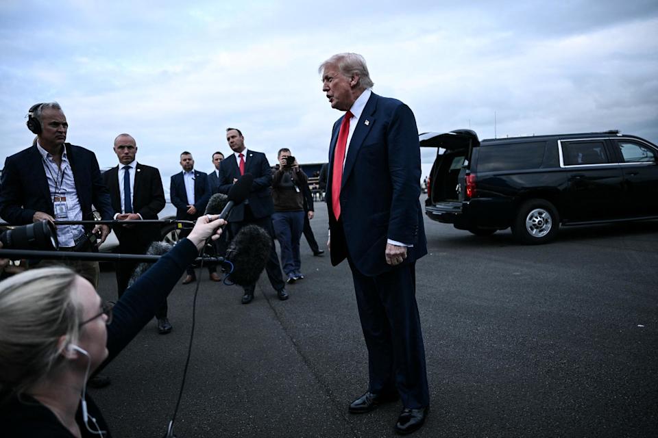 Donald Trump (ici à son arrivée à Glasgow) a été poursuivi jusqu’en Écosse par les polémiques brûlantes sur l’affaire Epstein.
