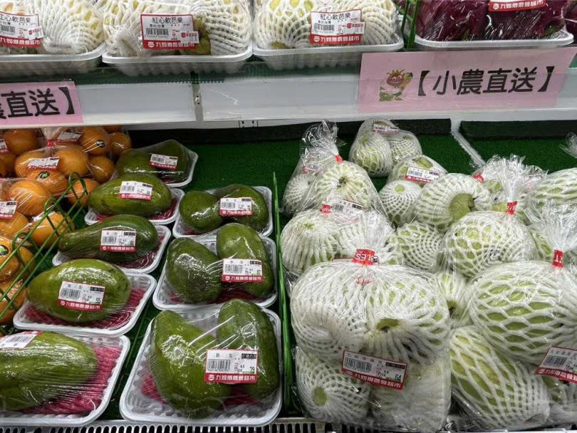 連日大雨不斷,菜價連帶飆漲,小白菜、小黃瓜約漲5成,葉菜類也漲3成,屏東縣九如鄉農會總幹事龔泰文建議民眾可改買「替代蔬果」省荷包。(圖/中國時報謝佳潾攝)