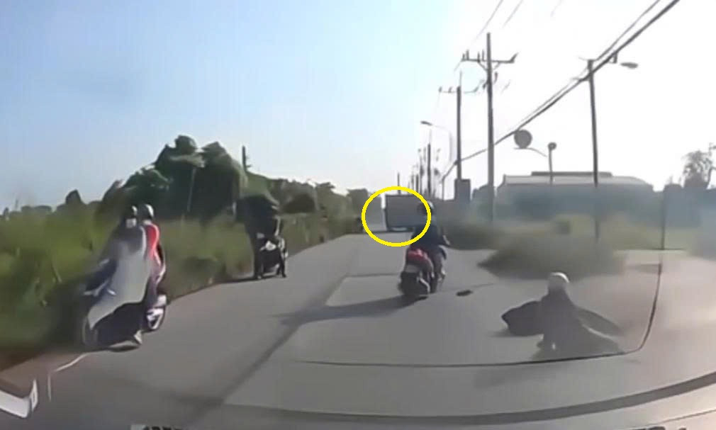 Clip tài xế ô tô bỏ mặc nam thanh niên lái xe máy sau va chạm
