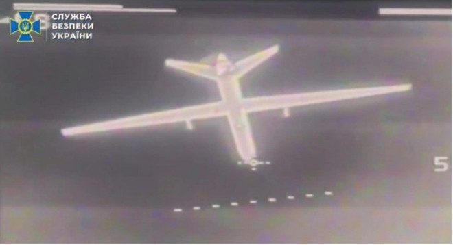 Video UAV đánh chặn của Ukraine lần đầu 'so găng' với UAV ném bom đắt đỏ của Nga