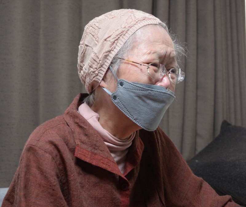 硫黄島で戦死した父巍さんへの思いを語る佐々木寛子さん＝京都府宇治市で2025年4月17日午後0時53分、太田裕之撮影