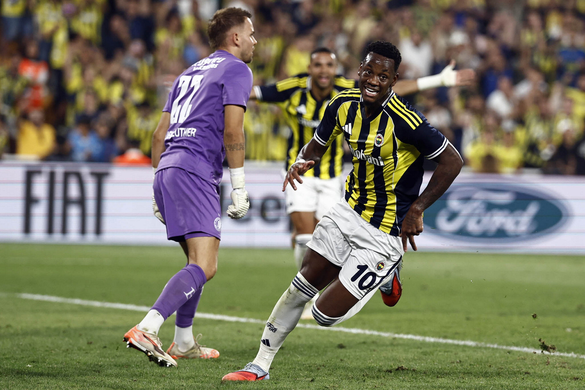 Mourinho ra oai, Fenerbahce thắng 5 sao ở Cúp C1