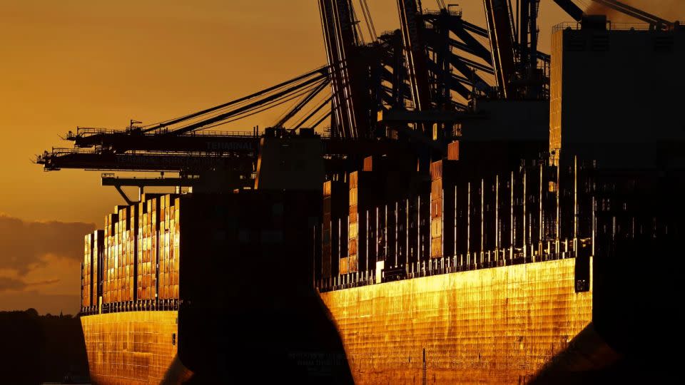 Manipulan contenedores en una terminal del puerto de Hamburgo, Alemania, el 28 de julio. - Christian Charisius/picture alliance/Getty Images