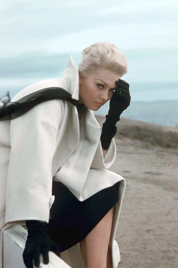 En Vértigo, la película dirigida y producida por el británico Alfred Hitchcock, Kim Novak interpreta dos papeles: Judy y Madeleine