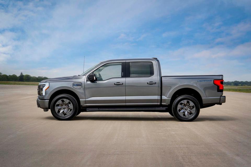 2025 ford f150 lightning flash
