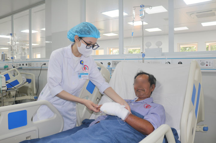 Suýt mất mạng vì vết xước nhỏ ở bàn tay