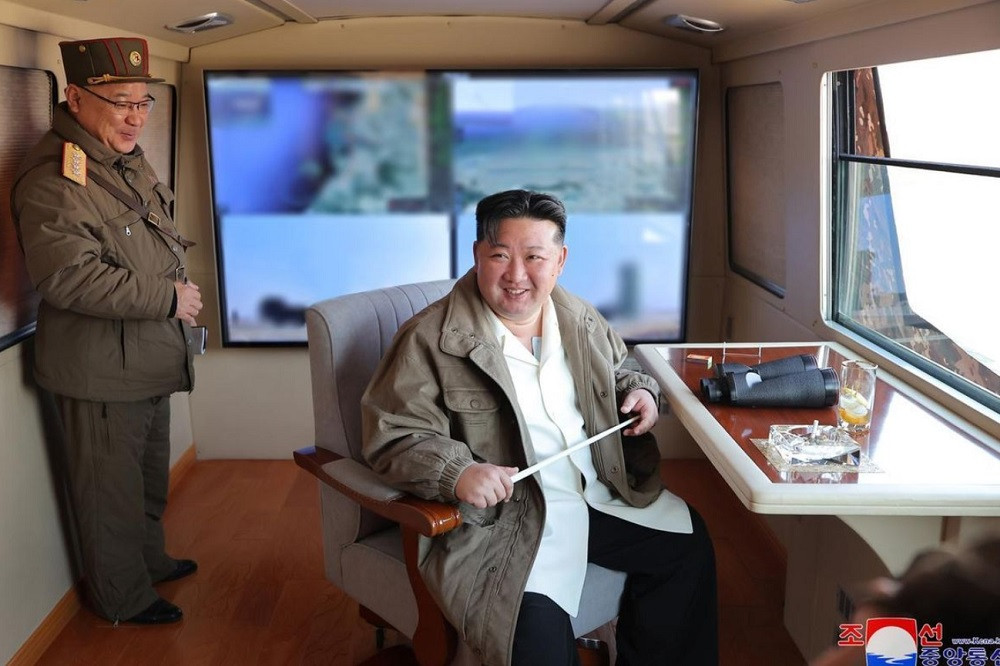 Ông Kim Jong Un thị sát quân đội Triều Tiên thử tên lửa phòng không mới