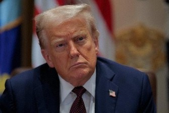 閣議に出席したトランプ米大統領＝26日、ワシントン（ゲッティ＝共同）