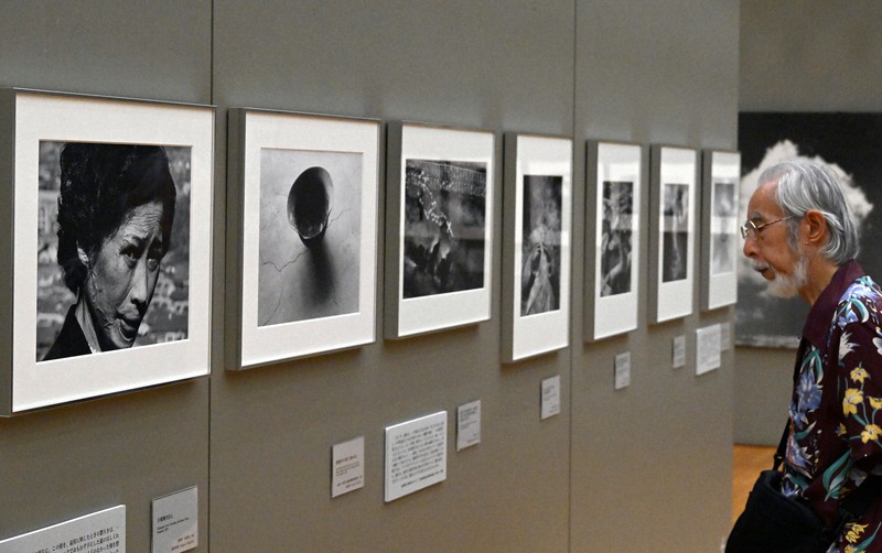 土門拳写真美術館で開催されている戦後80年記念特別展「東松照明と土門拳-語りつぐ写真-」=山形県酒田市で2025年7月13日、竹内幹撮影