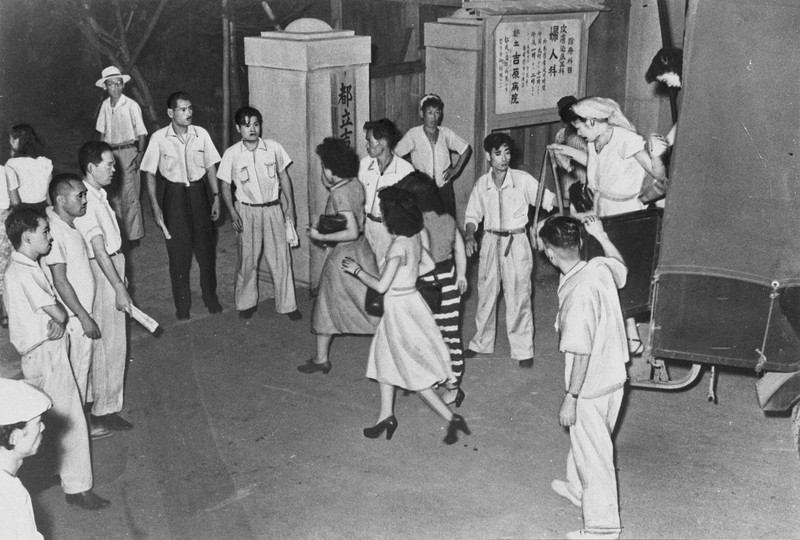 トラックから降り、性病検査を受けるため吉原病院に収容される女性たち＝1950年8月撮影