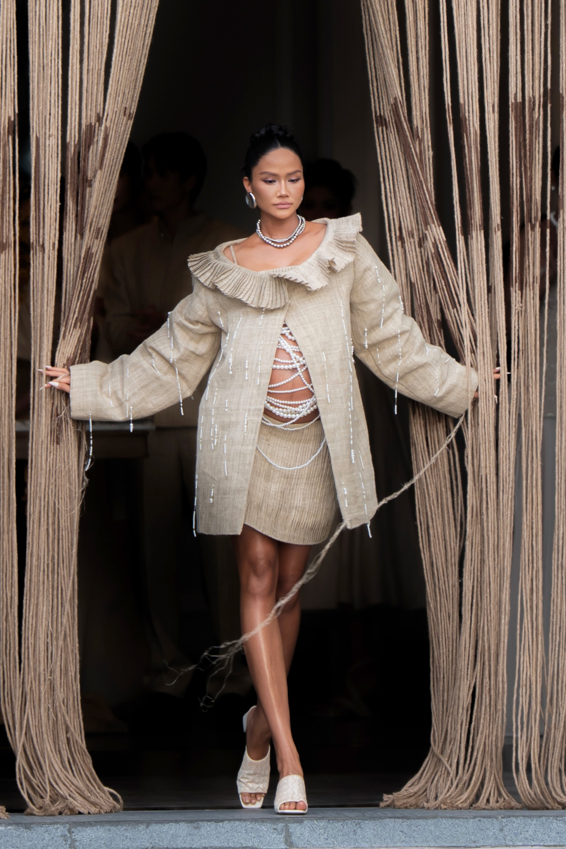 H'Hen Niê khoe bụng bầu trên sàn catwalk, được ông xã chăm sóc 'tận răng'
