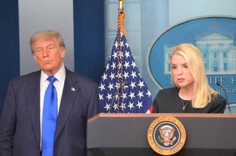 米ホワイトハウスで記者会見するボンディ司法長官（右）とトランプ大統領＝2025年6月27日、西田進一郎撮影