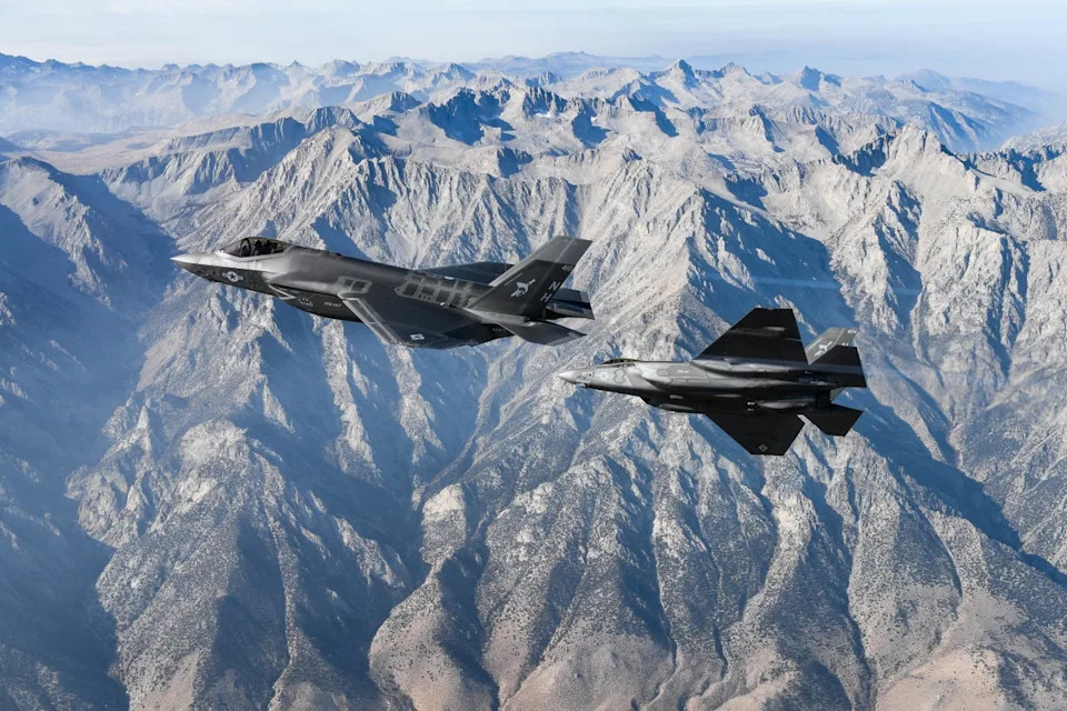 Two F-35C Lightning II, attached to the “Argonauts” of Strike Fighter Squadron (VFA) 147, stationed at Naval Air Station Lemoore, fly in formation for a photo exercise in 2018 (U.S. Navy)