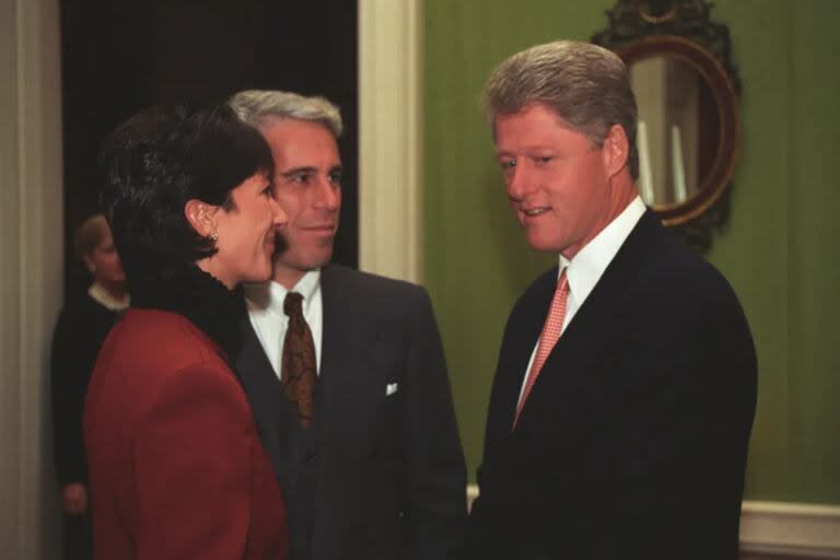 El expresidente Bill Clinton junto a Jeffrey Epstein y Ghislaine Maxwell.
