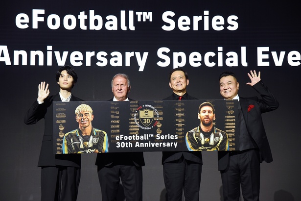 【写真を見る】『eFootball』シリーズファミリーの萩原利久さん、有田哲平さん、山崎弘也さんに加え、ジーコさんがスペシャルゲストとして登壇
