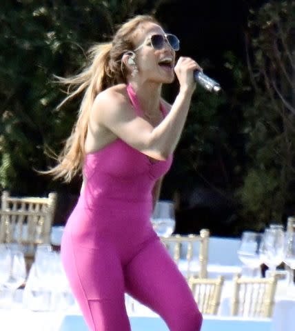 ¡Jennifer López arma la fiesta en Cerdeña con sexy atuendo rosado!