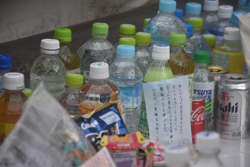 大阪ビル火災1週間　「本当に悔しい」献花絶えず　屋外広告調査も