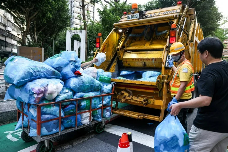 Taiwan's musical garbage trucks have been an almost daily feature of life on the island since the 1960s (I-Hwa Cheng)