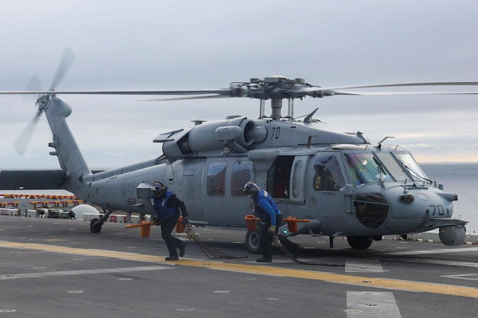 Fotografía publicada el Departamento de Defensa de Estados Unidos del barco USS Iwo Jima