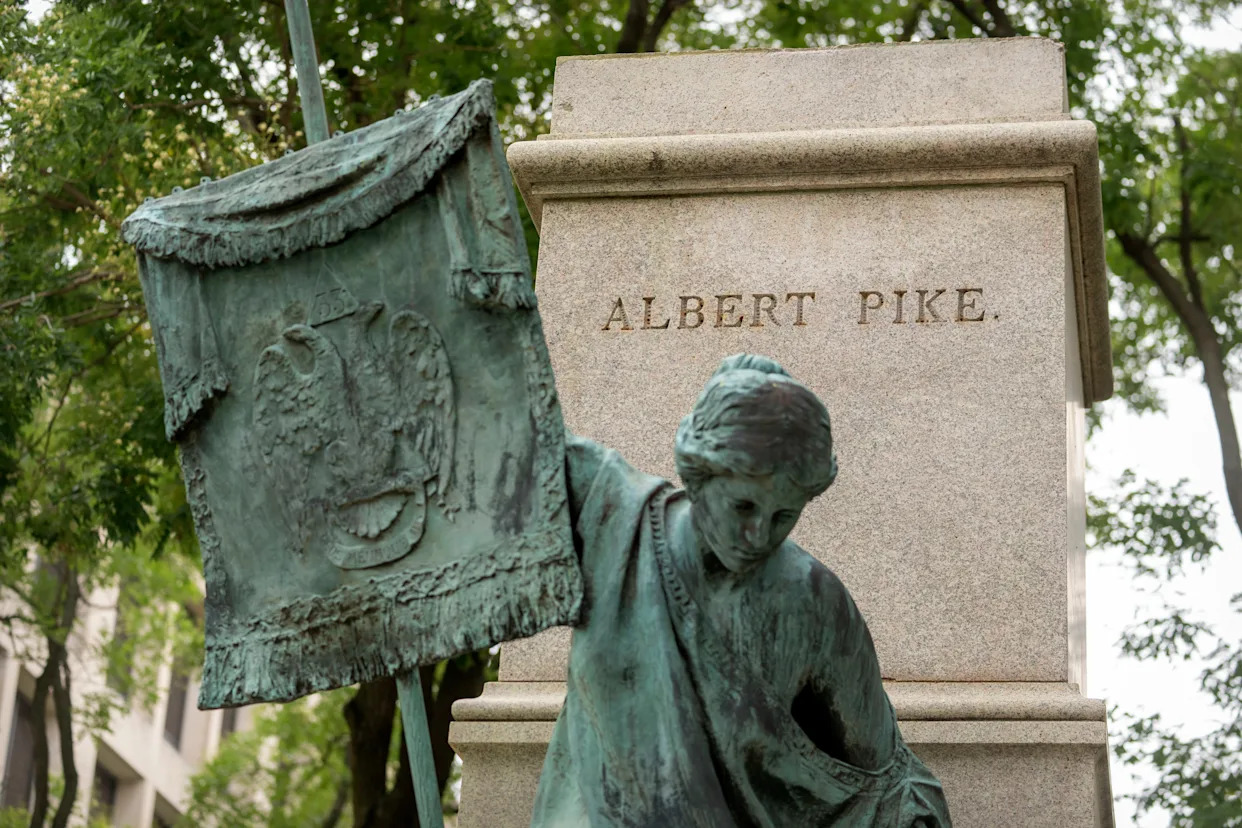 Toppled Confederate statue in DC to be replaced in line with Trump's executive order