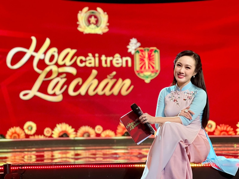 BTV Hoài Anh VTV thấm mệt sau 5 tiếng ghi hình, Quang Dũng đón tuổi 49