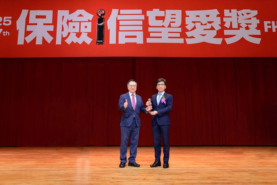 富邦人壽積極推動平權共融，榮獲「最佳社會責任獎」肯定，由金管會主委彭金隆(右)頒獎，富邦人壽總經理陳世岳(左)代表受獎。圖片來源／業者提供