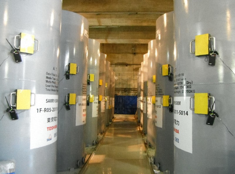 福島第1原発で汚染水のセシウムを吸着する設備=東京電力提供