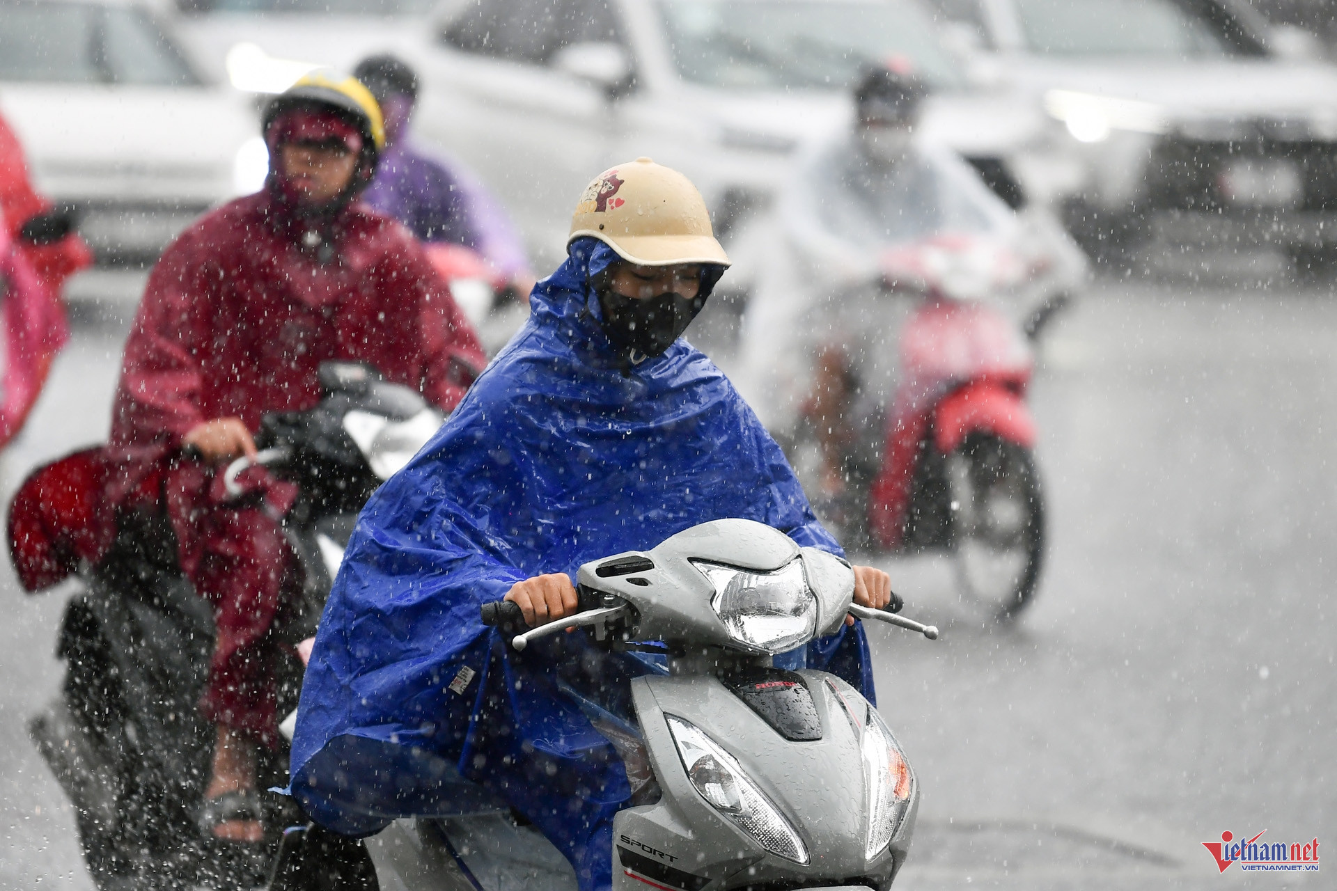 Dự báo thời tiết 11/8/2025: Điểm tên khu vực có mưa lớn, Hà Nội còn nắng 35 độ