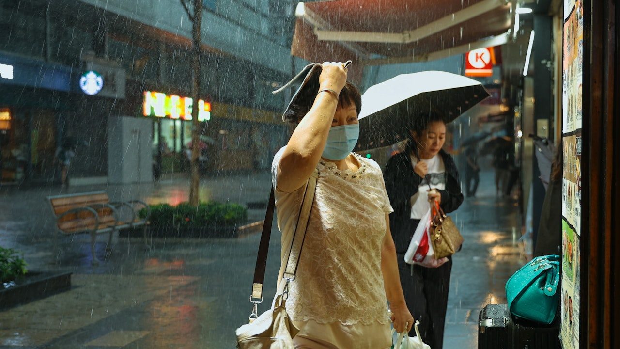 黑雨歷時3小時20分鐘變紅雨　三周內第5場　再破單年黑雨次數紀錄