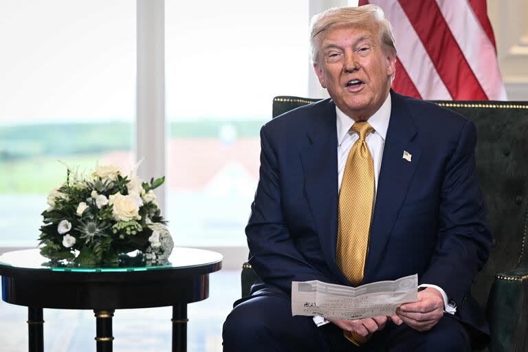 El presidente estadounidense, Donald Trump, anunció el 27 de julio de 2025 que había alcanzado un acuerdo comercial con la jefa de la Unión Europea, Ursula von der Leyen.