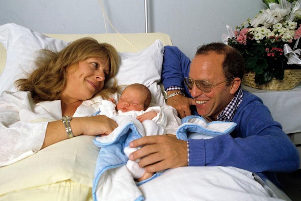 Archives - En France, à Neuilly-sur-Seine, Thierry Roland, sa compagne Françoise et leur fils Gary à la maternité en septembre 1984.