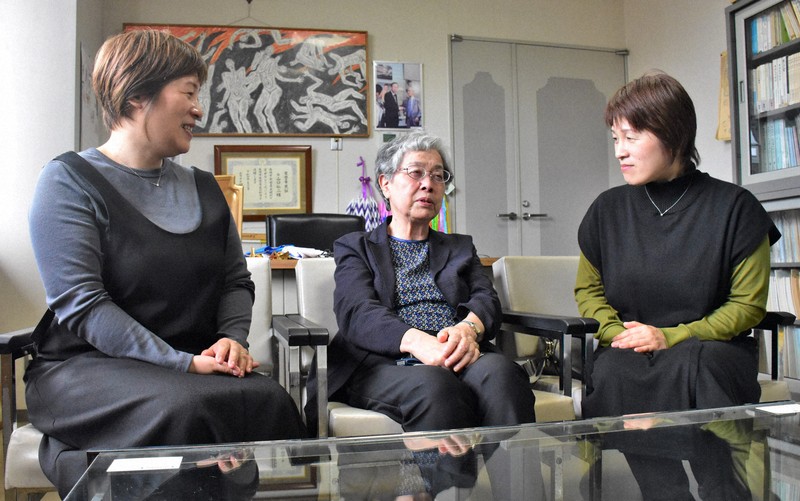 ノーベル平和賞の授賞式を振り返る横山照子さん(中央)と、めいの嶋田真由美さん(左)、江頭真寿美さん=長崎市で2025年5月19日、竹林静撮影