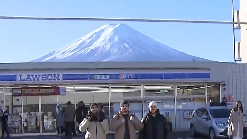 日本富士山拍照熱點相隔一年再現幕布　高度減近半　遊客照打卡