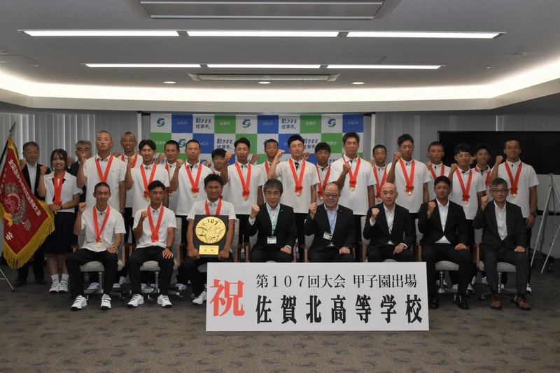 佐賀市役所で甲子園出場決定を報告した佐賀北の選手ら＝佐賀市で2025年7月30日、林大樹撮影