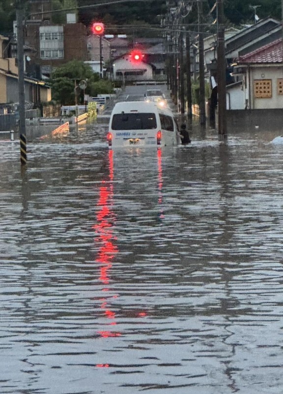 大雨で冠水した鹿児島県霧島市内の道路＝2025年8月8日午前（霧島ジオパーク推進連絡協議会提供）