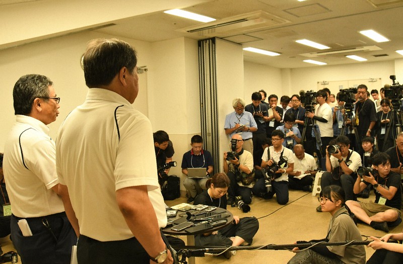 広陵の全国高校野球選手権大会の出場辞退を受けて、報道陣の取材に応じる大会会長の角田克・朝日新聞社社長（手前左）と、副会長の宝馨・日本高校野球連盟会長（同右）＝兵庫県西宮市で2025年8月10日午後4時36分、石川裕士撮影