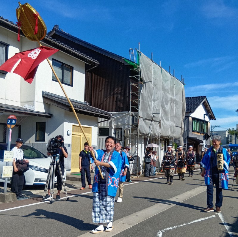 「長谷部まつり」の武者行列に先導役で参加した林家三平さん＝石川県穴水町で2025年7月19日、油井雅和撮影