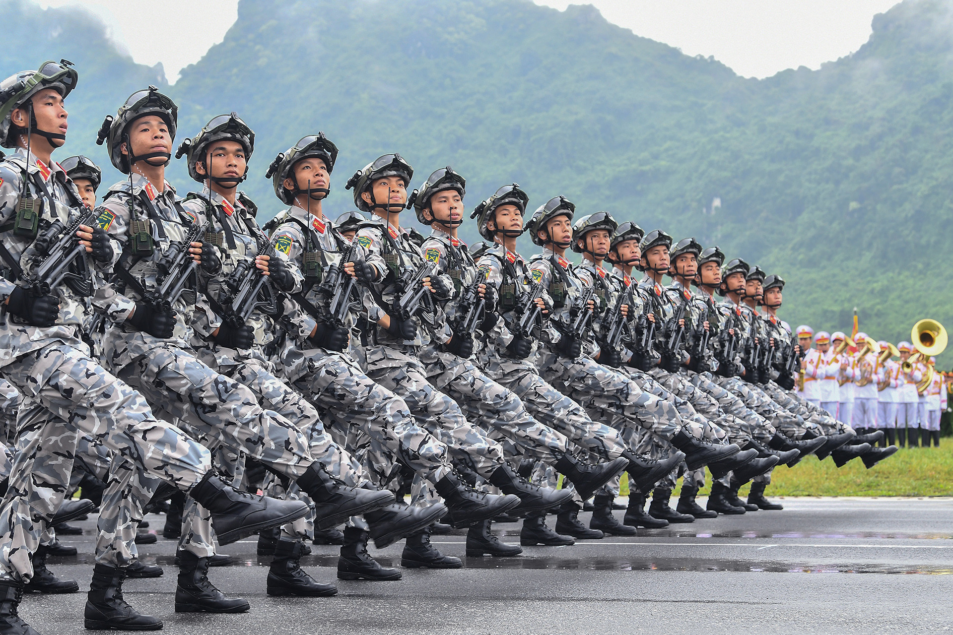 Hình ảnh hơn 16.000 cán bộ, chiến sĩ thuộc các đơn vị Quân đội, Công an cùng dàn vũ khí, khí tài hiện đại tổng hợp luyện trong ngày 16/8.