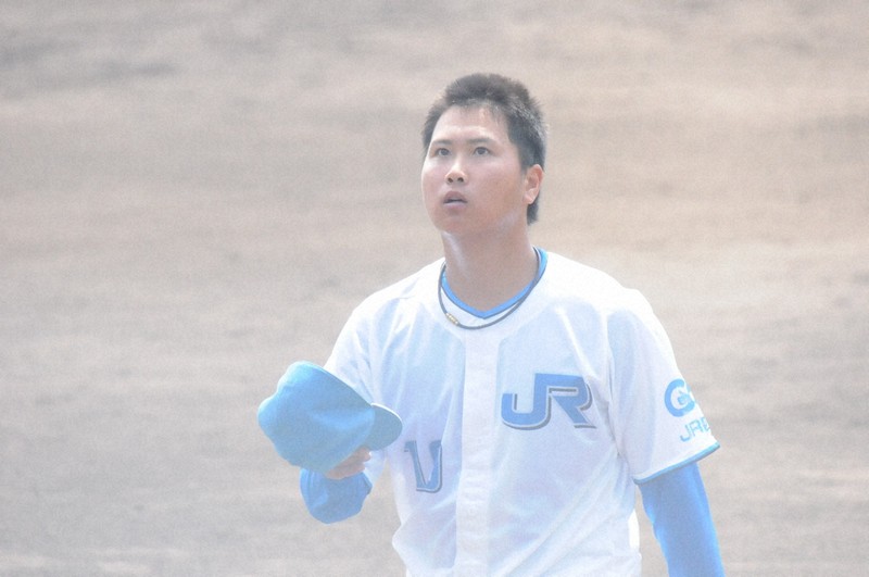 5月に坊主頭にしてからだいぶ髪が伸びた高松市・JR四国の近藤壱来投手＝高知市の高知県立春野球場で2025年7月4日午前10時25分、村上正撮影