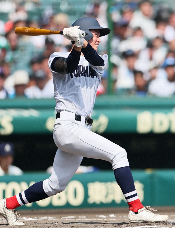 【横浜－綾羽】六回表横浜1死一塁、川上が安打を放つ＝阪神甲子園球場で2025年8月14日、玉城達郎撮影