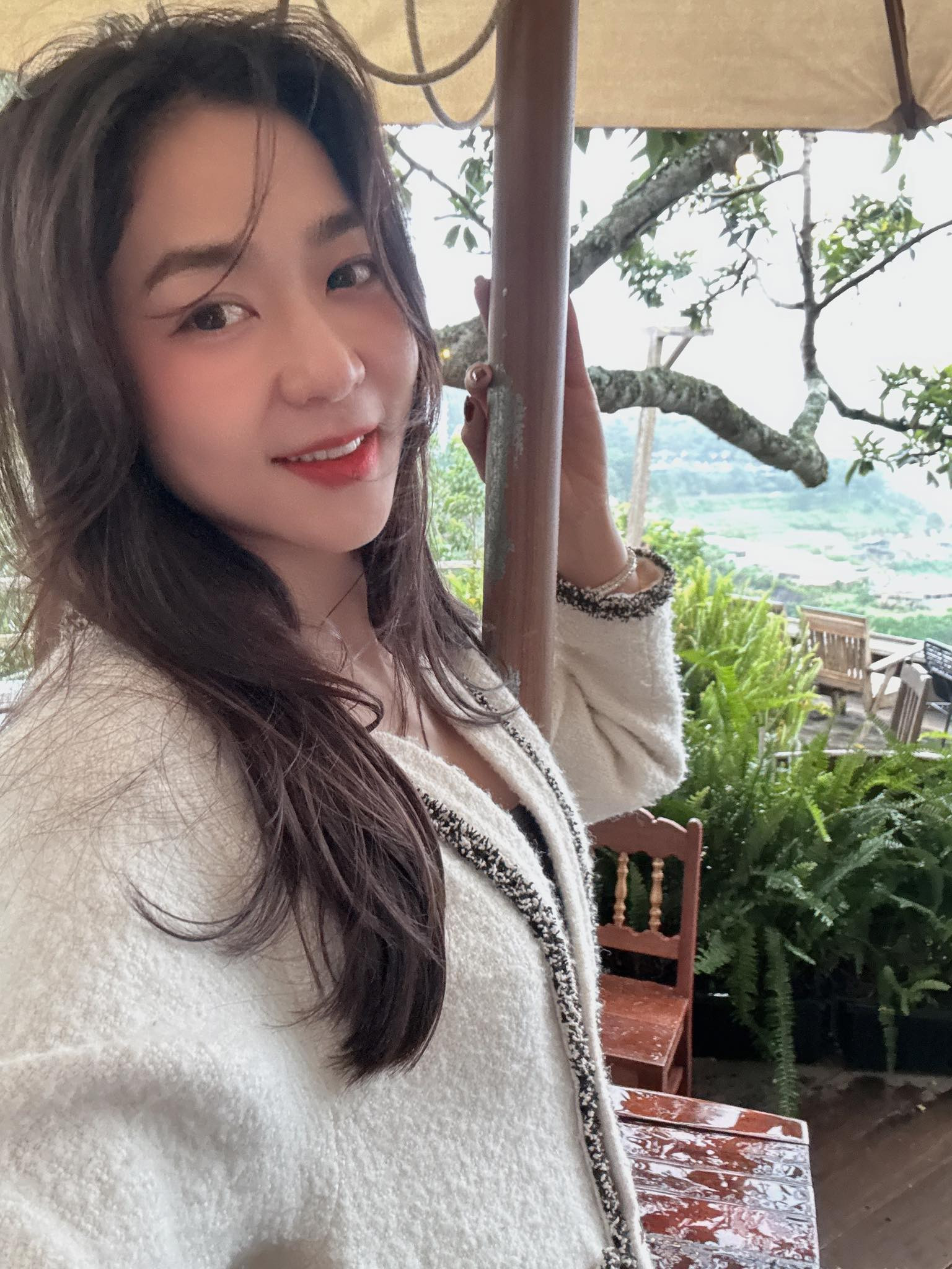 Hà Thanh Xuân sau ly hôn ngày càng quyến rũ, vợ Công Lý bất ngờ diện váy cưới