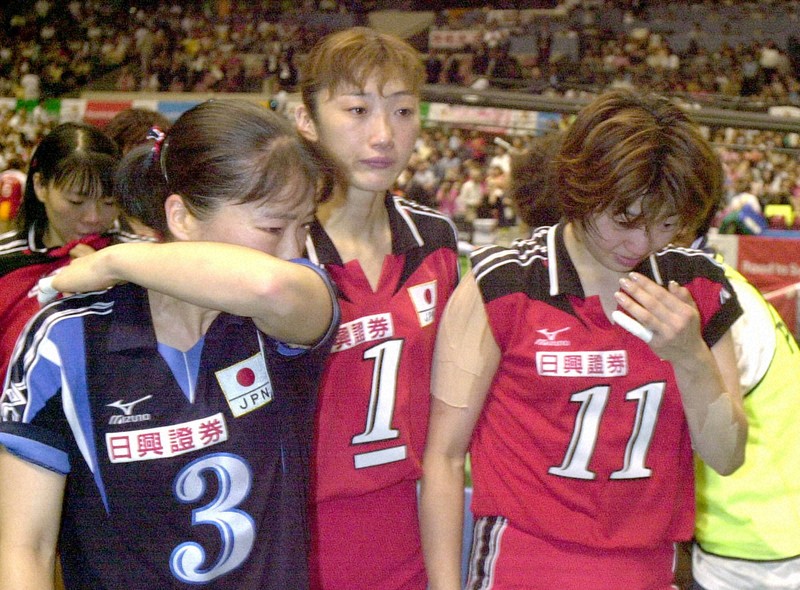 シドニー五輪出場権を逃した上、韓国にも敗れ、涙顔でコートを後にする（左から）津雲博子、江藤直美、満永ひとみら日本代表選手たち＝東京体育館で2000年6月25日、岩下幸一郎撮影